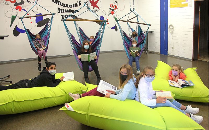 Kinder entspannen auf Sitzsäcken und Hängesesseln im Entspannungsraum